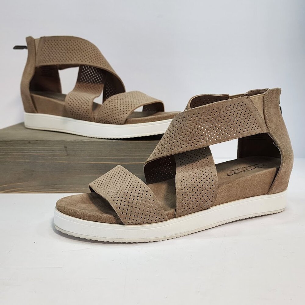 Blondo Cassie Flat Suede Sandals in Sand Suede Size 10M‎